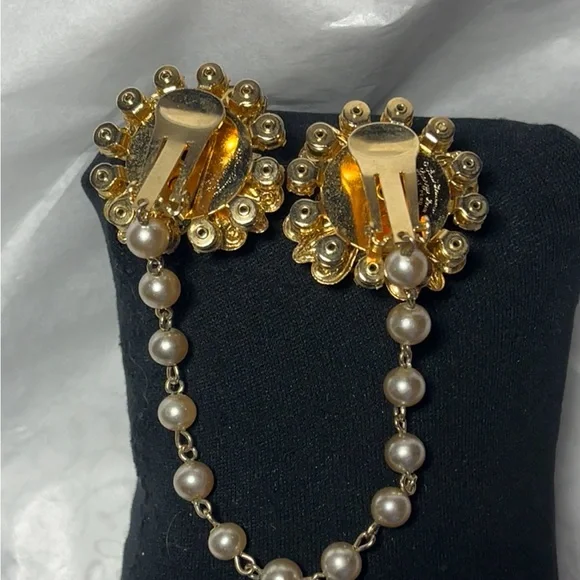 Elegant Gold Color Floral Pearl Chain Brooch
Clip for sweater, shawl or cape - Picture 9 of 9